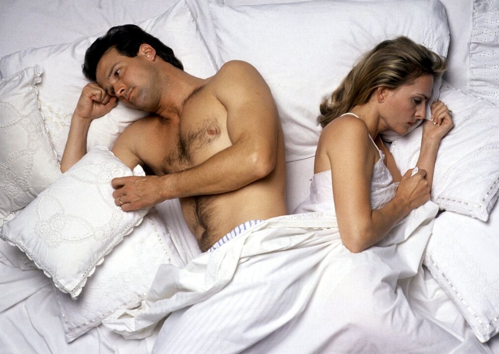 жінка в ліжку з чоловіком з поганою потенцією. 